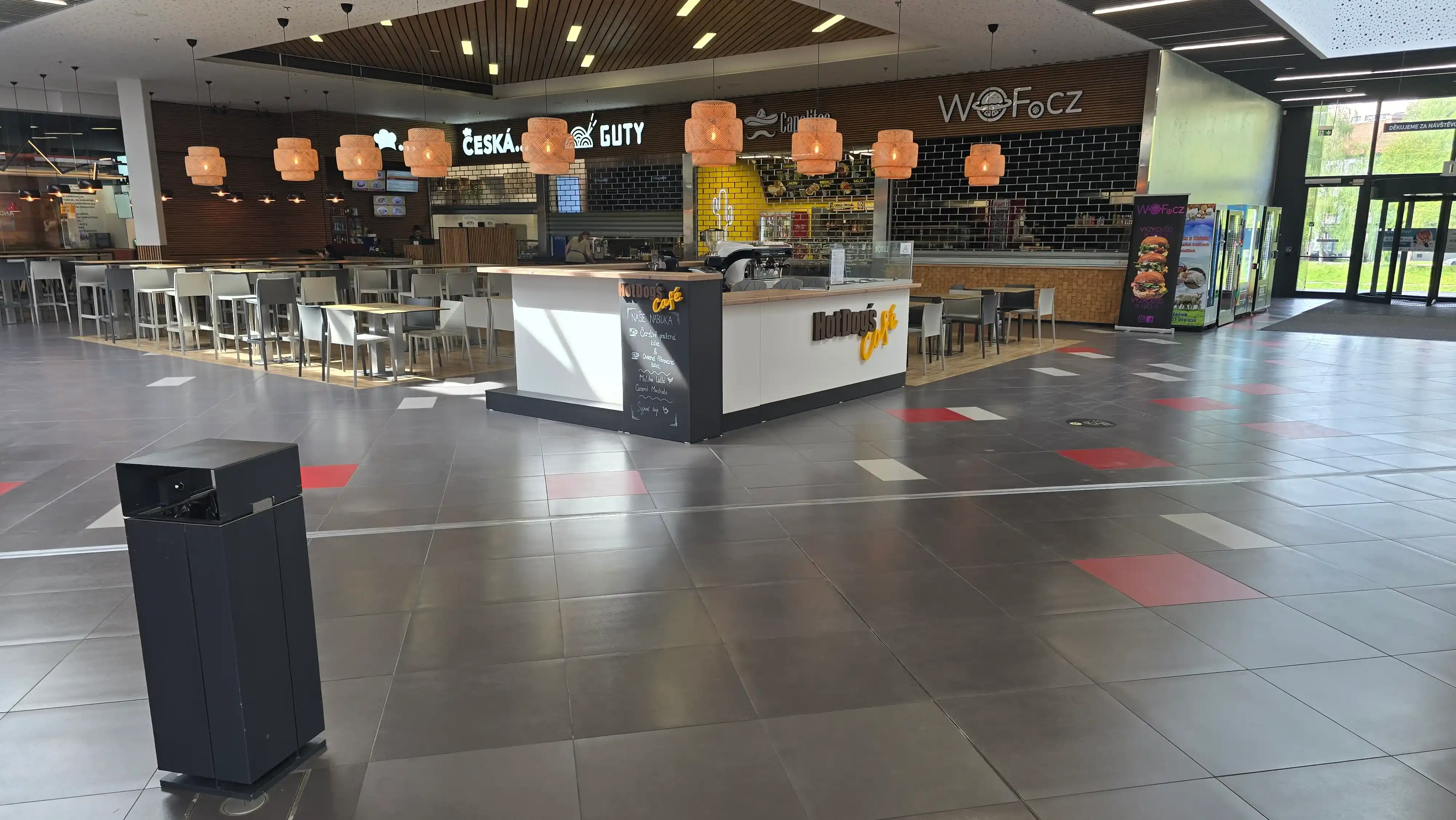 HotDog's Café v food courtu